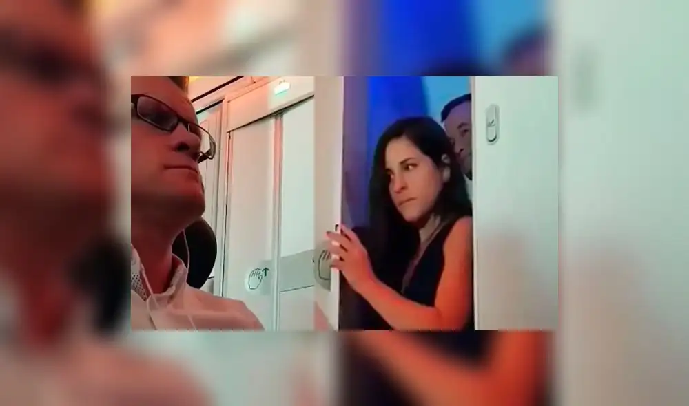 Facebook: pasajero sorprendió a pareja teniendo sexo en baño de un avión [VIDEO]