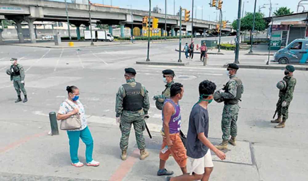 Peligroso. siguen saliendo a las calles. el riesgo es creciente. (Foto: EFE) Peligroso. siguen saliendo a las calles. el riesgo es creciente. (Foto: EFE)