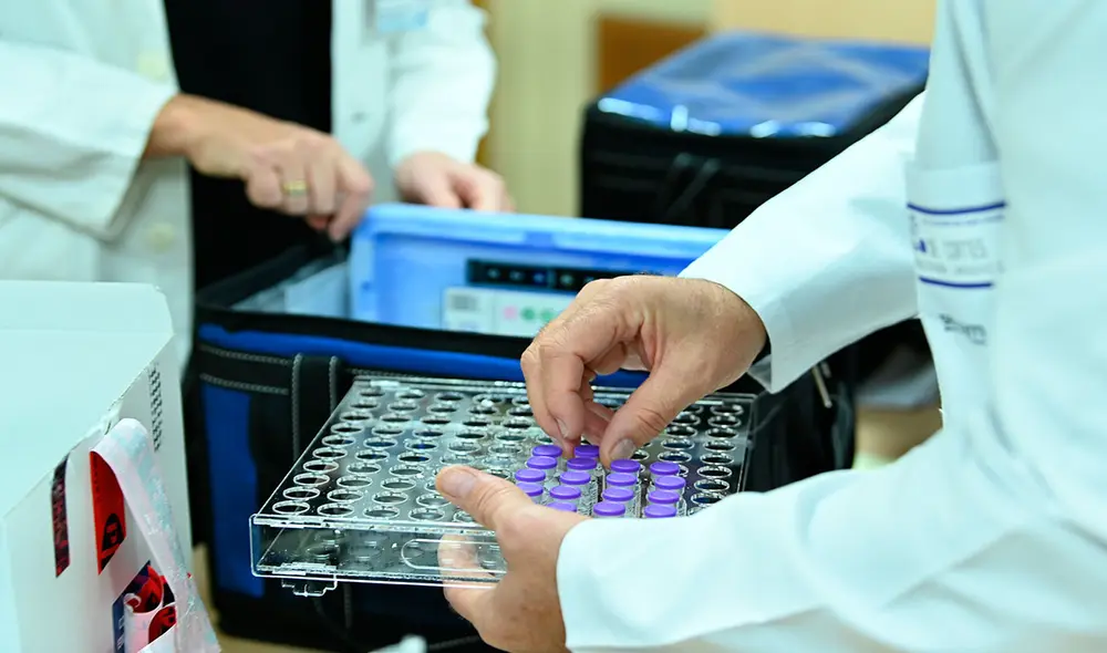 En España ya inoculan con la vacuna de Pfizer y BioNTech contra la COVID-19. Foto: AFP En España ya inoculan con la vacuna de Pfizer y BioNTech contra la COVID-19. Foto: AFP