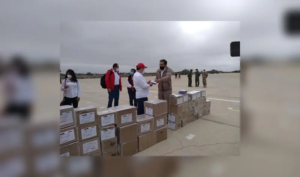 Martín Vizcarra entrega tablets para estudiantes en Piura. Foto: Gobierno Regional.