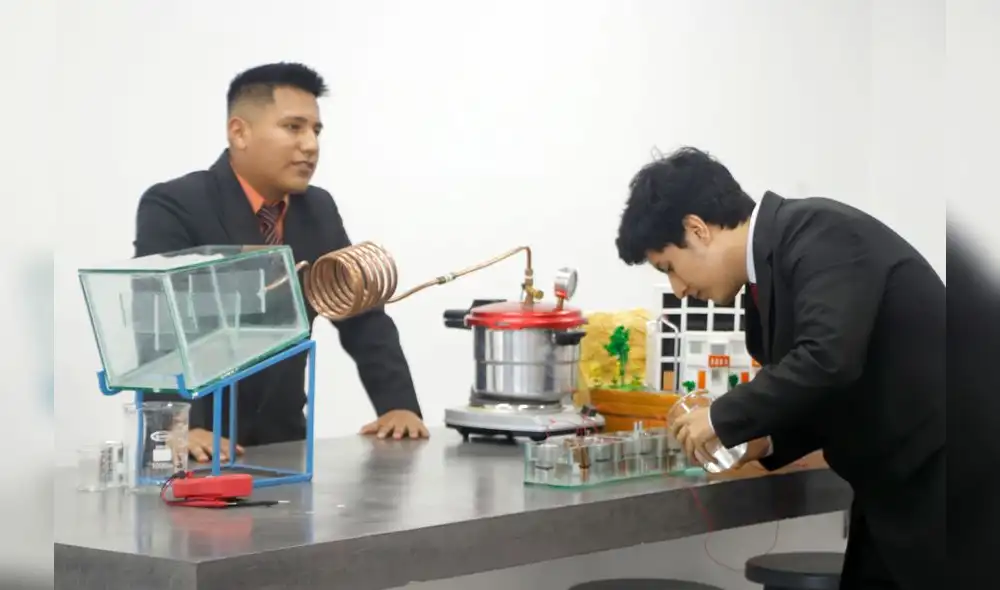 Estudiantes universitarios obtienen agua potable y energía eléctrica con agua de mar