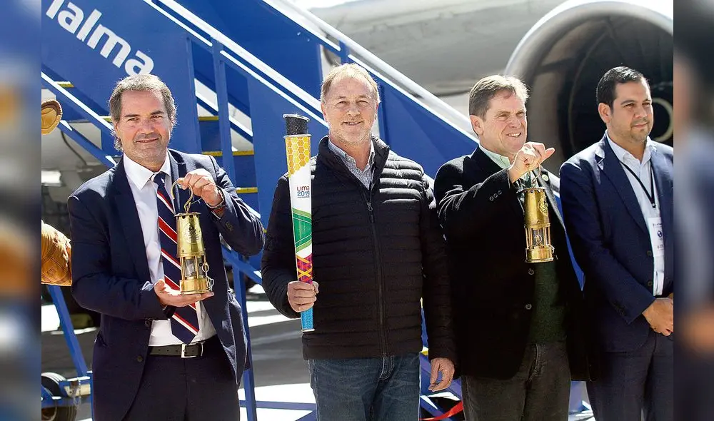 Orgullosos. El alcalde de Lima, Jorge Muñoz, con Neven Ilic y Carlos Neuhaus. Orgullosos. El alcalde de Lima, Jorge Muñoz, con Neven Ilic y Carlos Neuhaus.