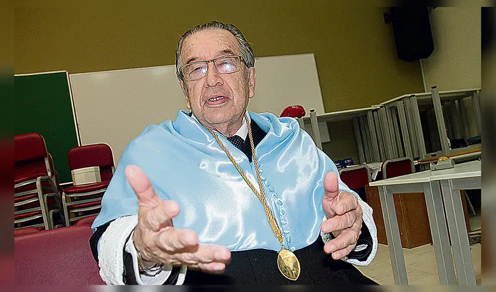 Escritor.  Marco Martos recibió el grado de Doctor Honoris Causa.