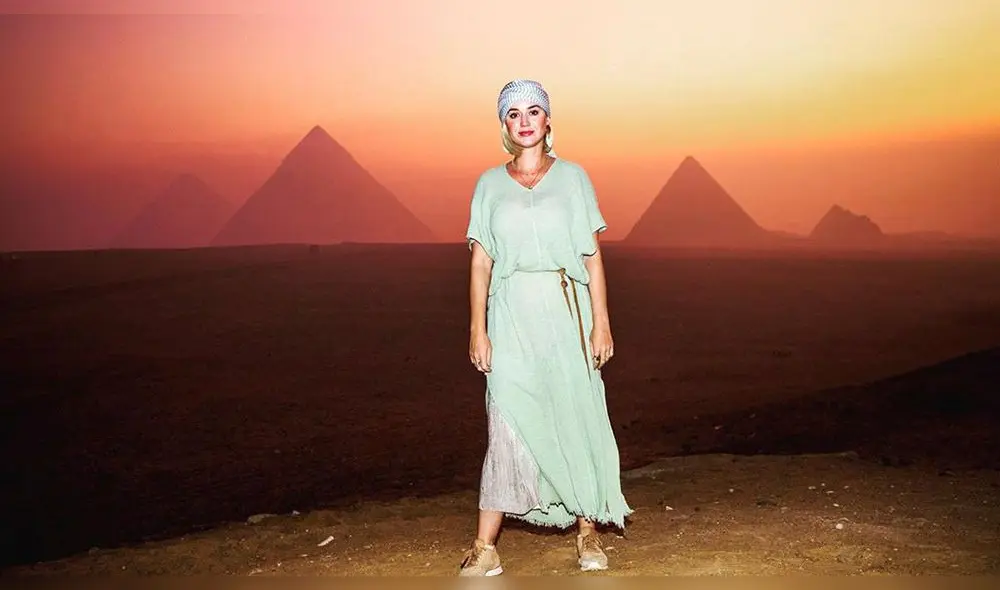 Katy Perry luce imponente vestido ante las pirámides de Egipto