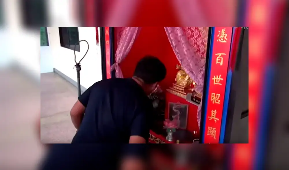 Video se viralizó en Facebook. Un fiel seguidor de la religión budista acabó con los pelos de punta tras ser atacado por una letal criatura, mientras rezaba la sagrada imagen. Video se viralizó en Facebook. Un fiel seguidor de la religión budista acabó con los pelos de punta tras ser atacado por una letal criatura, mientras rezaba la sagrada imagen.