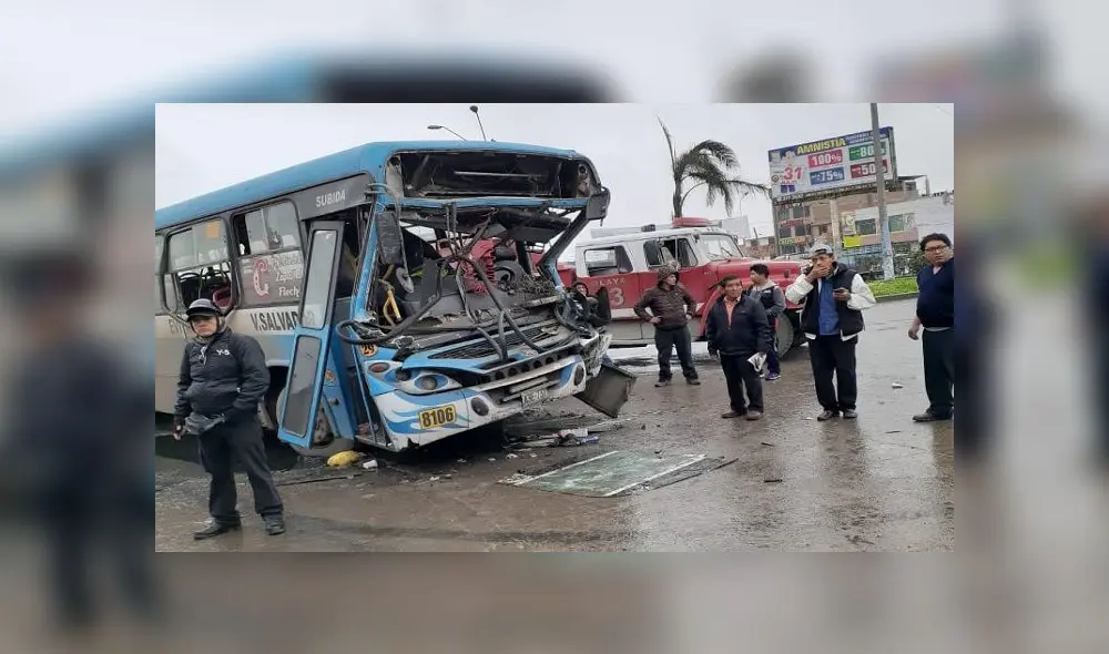 El bus de la empresa Nuevo Perú S. A. habría intentado ganar el paso al tráiler con que se chocó