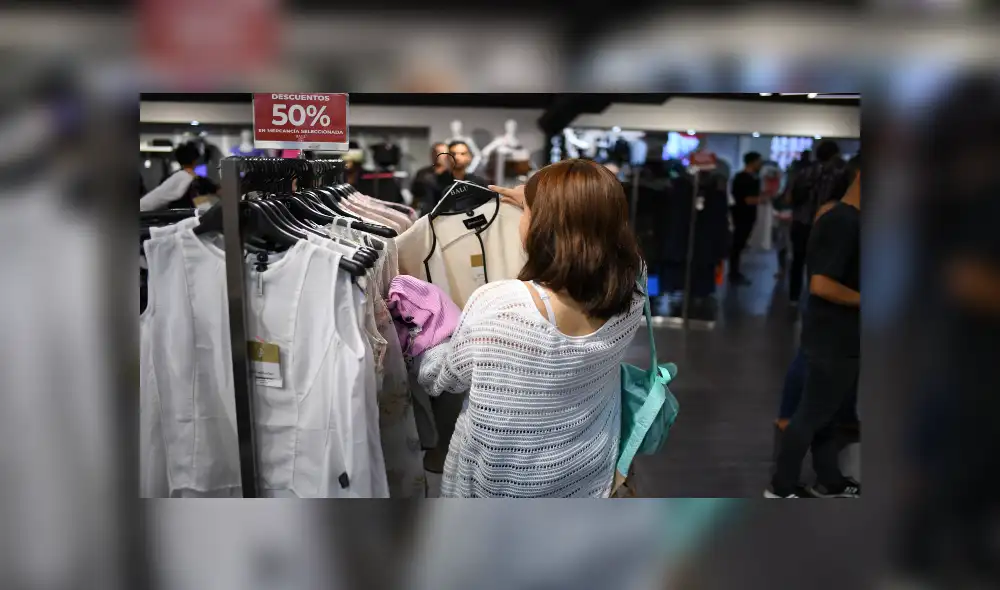 Desde horas de la mañana de este viernes decenas de venezolanos hacen cola para adquirir productos con descuentos. Foto. AFP Desde horas de la mañana de este viernes decenas de venezolanos hacen cola para adquirir productos con descuentos. Foto. AFP