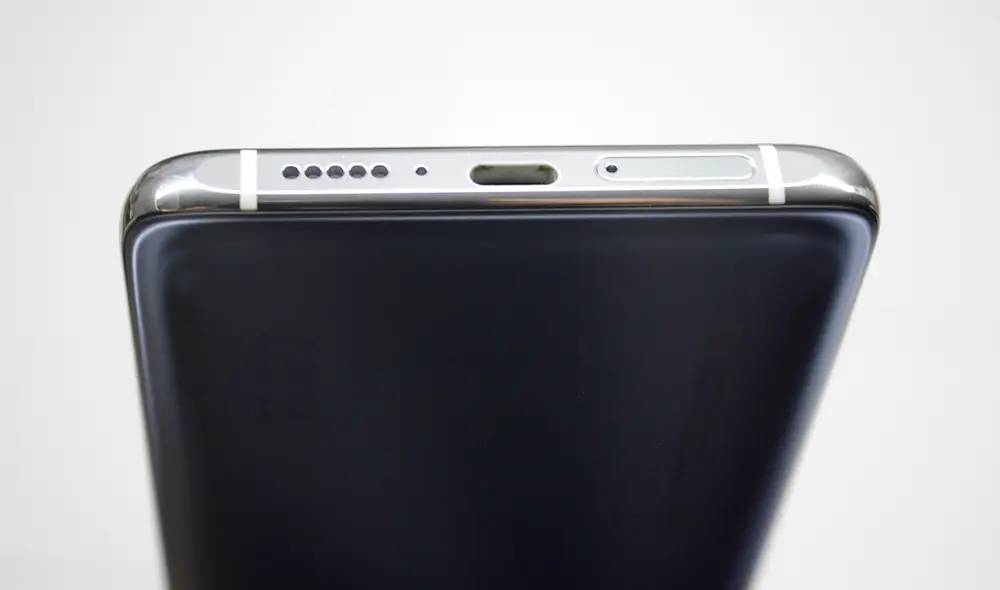 En la parte inferior está el altavoz, la entrada USB-C y la bandeja SIM. Foto: Carol Larrain