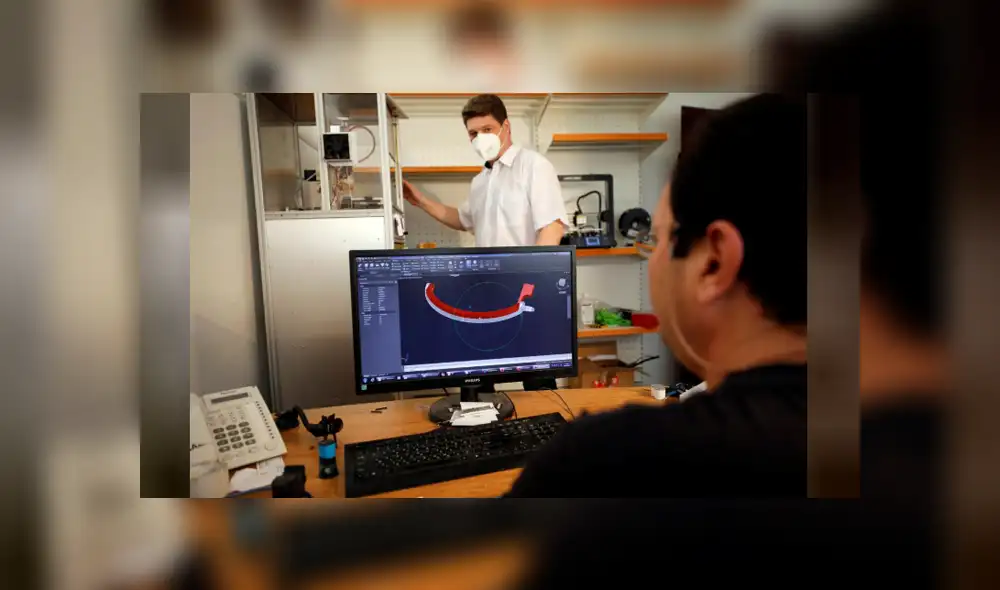 En el laboratorio de Avtipus Patents and Inventions, se visualiza el diseño de la mascarilla en una computadora. | Foto: Amir Cohen En el laboratorio de Avtipus Patents and Inventions, se visualiza el diseño de la mascarilla en una computadora. | Foto: Amir Cohen