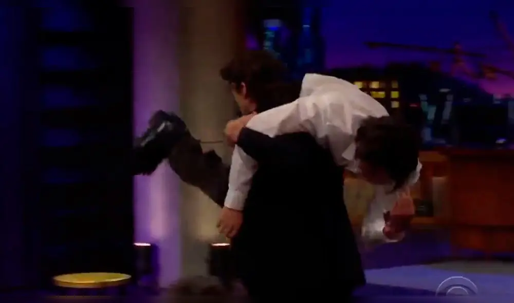 BTS x Ashton Kutcher: Jin y Jimin fueron cargados por actor en "The Late Late Show with James Corden"