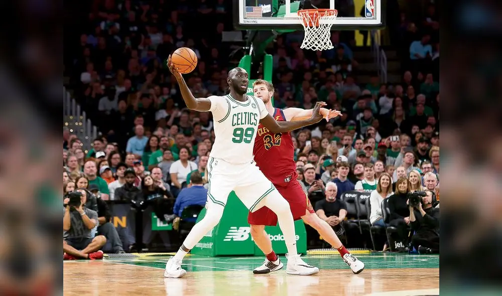ESTADOS  UNIDOS  // TACKO FALL  JUGADOR  SENEGALES DE BASQUET DEL  CLUB  BOSTON CELTICS  QUIEN ESTA HOSPITALIZADO  LESIONADO     BOSTON, MA. - OCTOBER 13: Boston Celtics center Tacko Fall (99) pulls in a pass as Cleveland Cavaliers Dean Wade defends during the second half of an NBA preseason game on October 13, 2019 in Boston, Massachusetts. (Photo By Mary Schwalm/MediaNews Group/Boston Herald)   