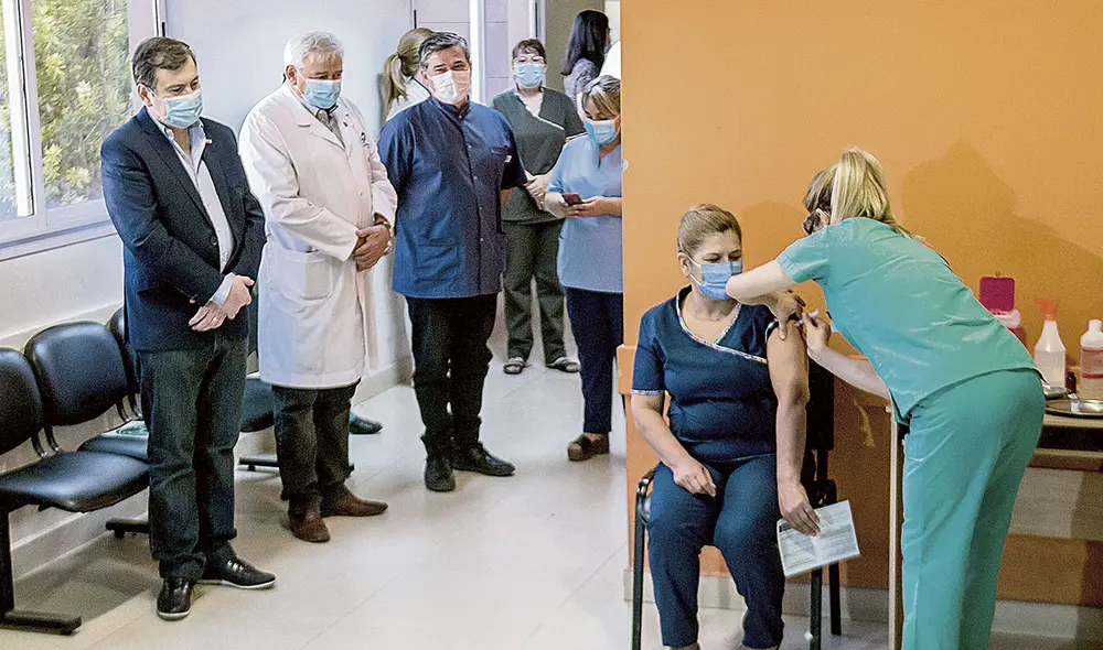 Aplican. El personal médico está en la primera línea de inoculación de la fórmula rusa. Foto: AFP Aplican. El personal médico está en la primera línea de inoculación de la fórmula rusa. Foto: AFP