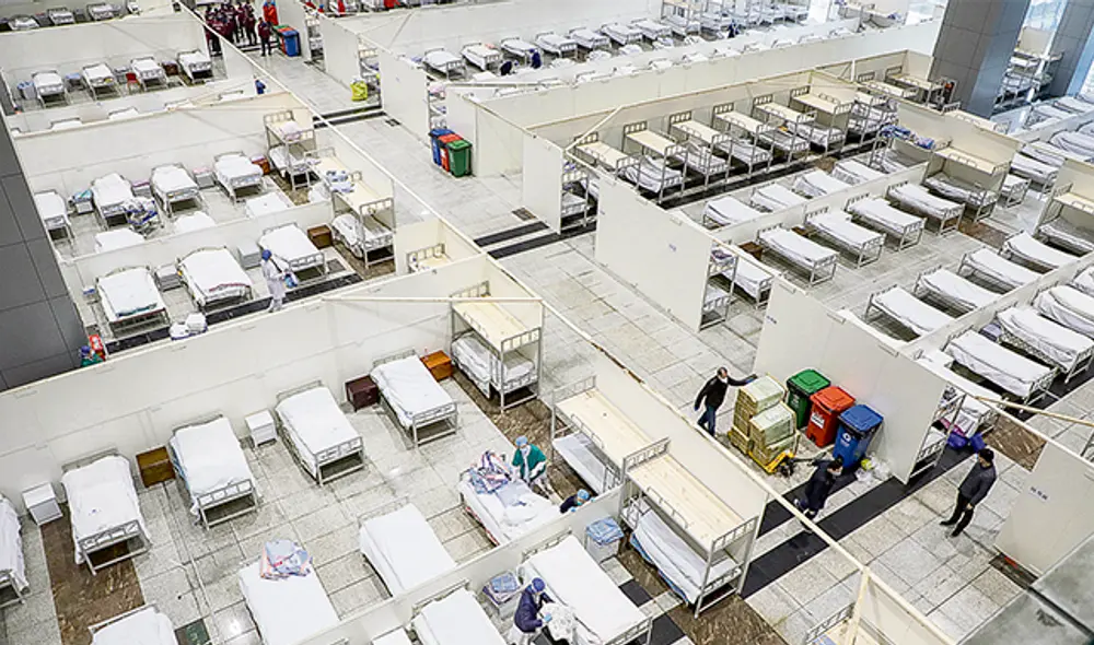 Wuhan. Sala de exposiciones convertida en un hospital. (AFP) Wuhan. Sala de exposiciones convertida en un hospital. (AFP)