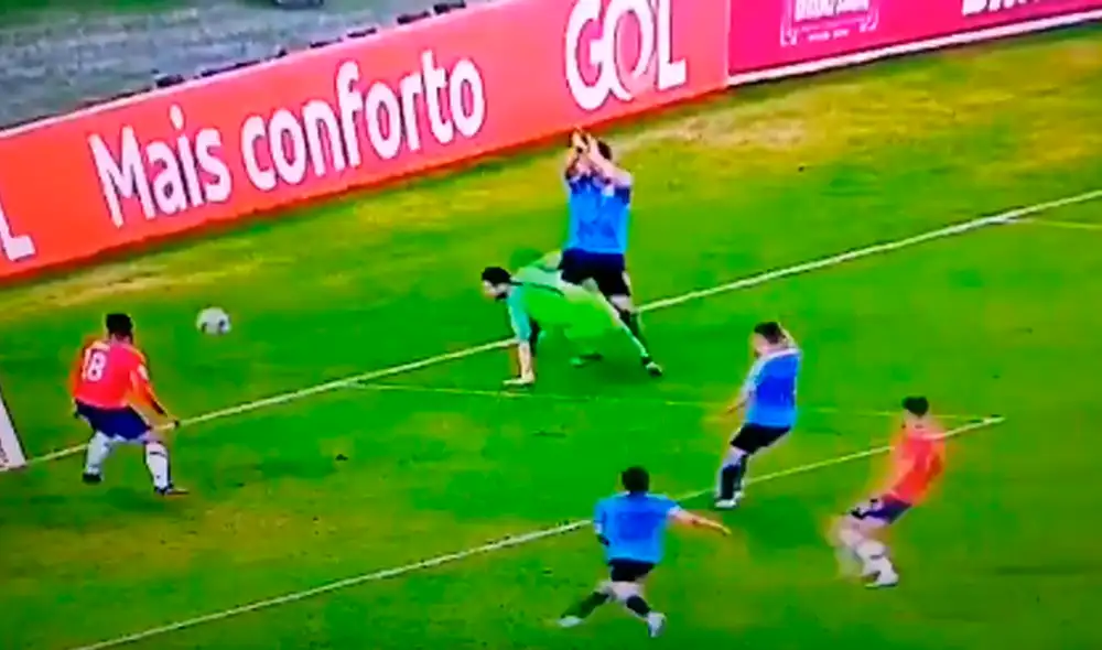 Luis Suárez reclama una mano del arquero. Luis Suárez reclama una mano del arquero.