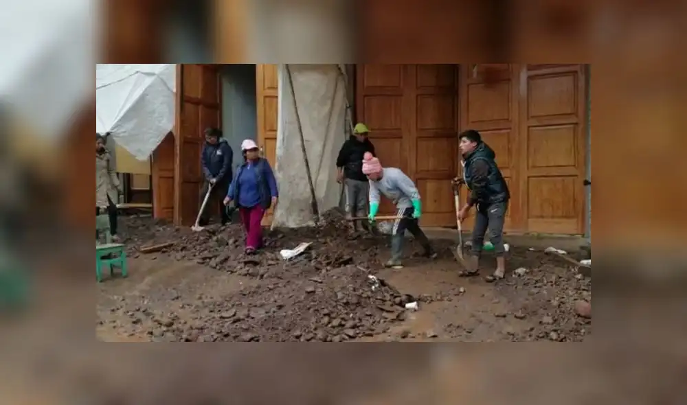 Pobladores tuvieron que sacar el lodo de sus casas. Pobladores tuvieron que sacar el lodo de sus casas.