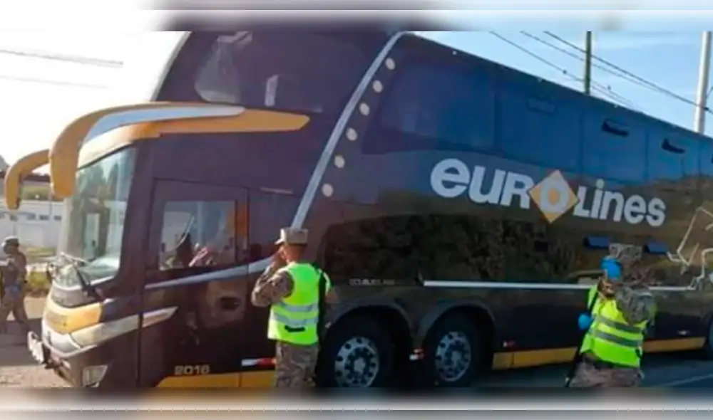 Detienen bus con 37 extranjeros a bordo. Detienen bus con 37 extranjeros a bordo.