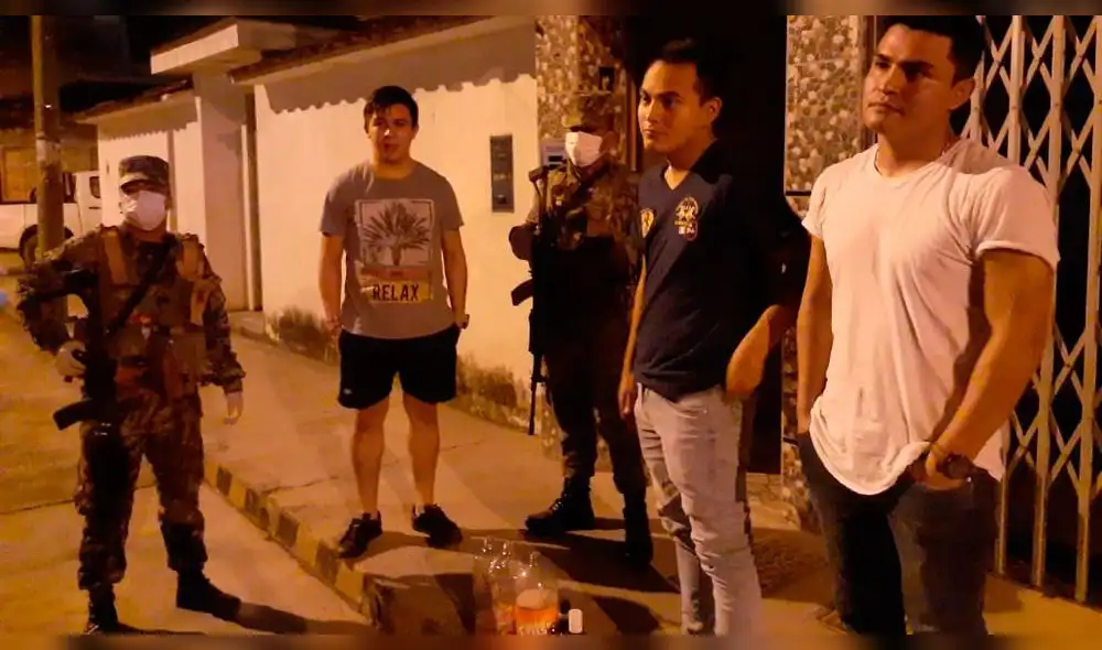 Jóvenes bebían licor en la ciudad de Rioja.