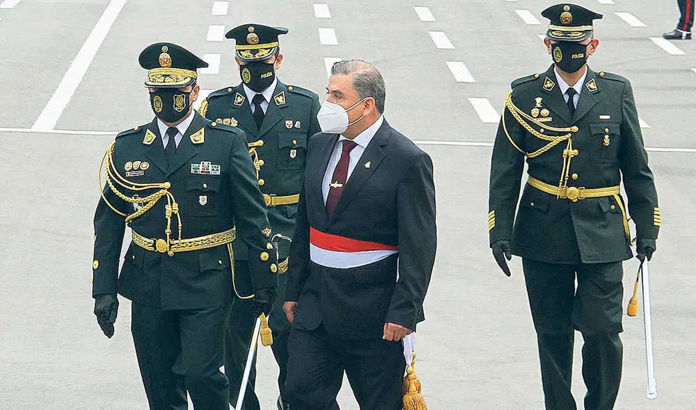En acción. Exministro Cluber Aliaga recomendó a generales recurrir al Poder Judicial. Foto: Luis Jiménez/La República