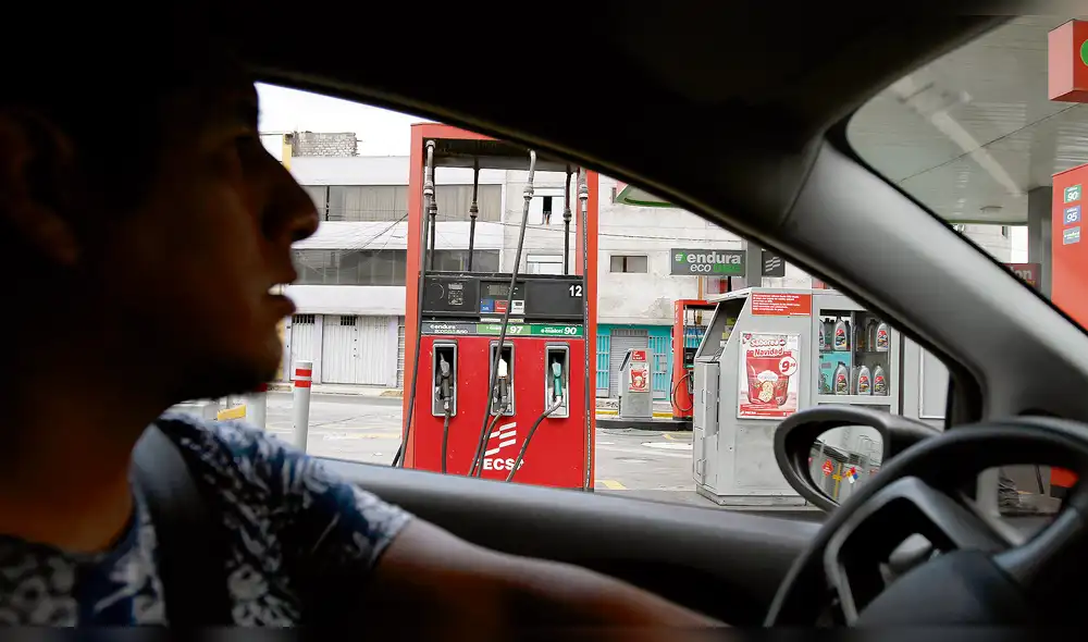 Precio de combustibles se reduce en línea con caída global