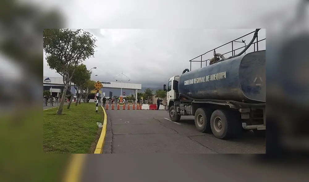 A peruanos les impidieron salir del aeropuerto en Arequipa bloqueando la salida. A peruanos les impidieron salir del aeropuerto en Arequipa bloqueando la salida.