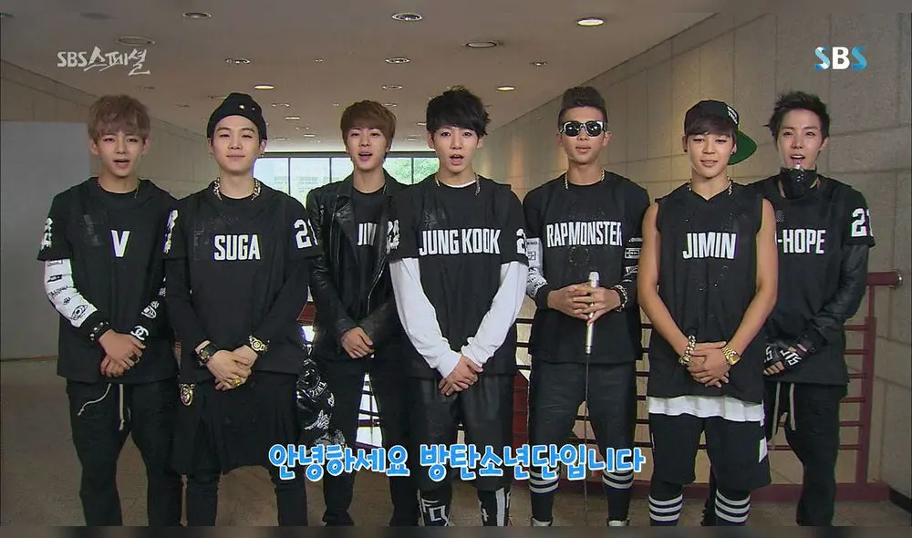 Yongi (segundo en la imagen) junto a sus compañeros de BTS el día de su debut oficial.