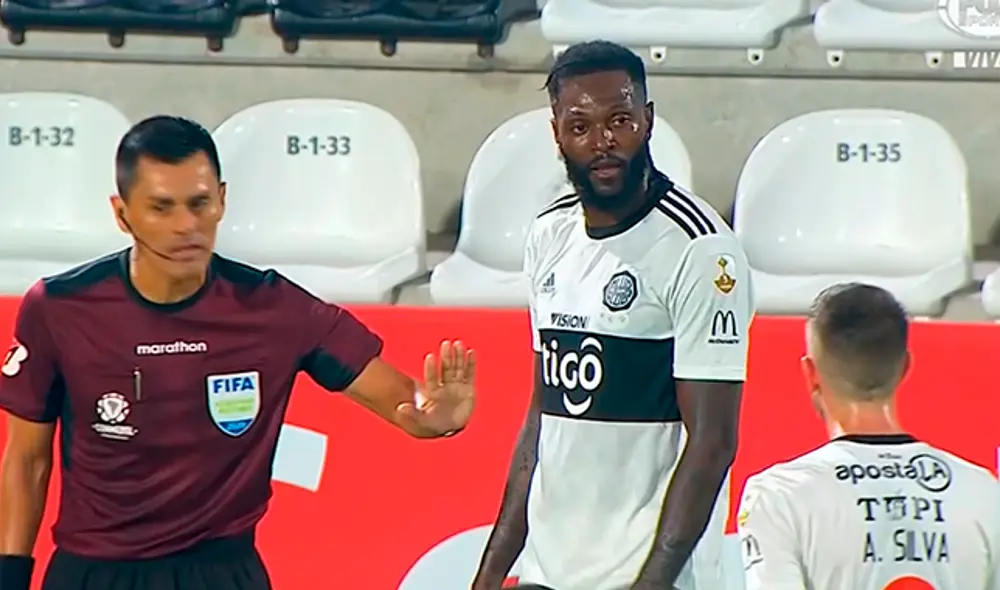 Olimpia vs. Defensa y Justicia: Emmanuel Adebayor ve la roja tras brutal patada a lo “Chiquito” Flores [VIDEO]