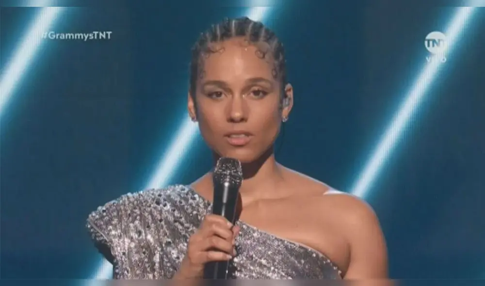 Alicia Keys, presentadora de la ceremonia, cantó una sentida canción en memoria de Kobe Bryant.