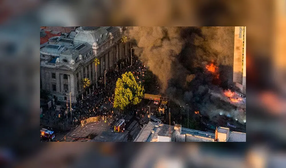 Incendio en edificio de Santiago de Chile fue causado en medio de las protestas contra Sebastián Piñera. Foto: Difusión Incendio en edificio de Santiago de Chile fue causado en medio de las protestas contra Sebastián Piñera. Foto: Difusión