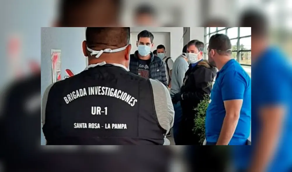 Un grupo de policías violó el aislamiento para festejar un cumpleaños. Foto: Clarín Un grupo de policías violó el aislamiento para festejar un cumpleaños. Foto: Clarín