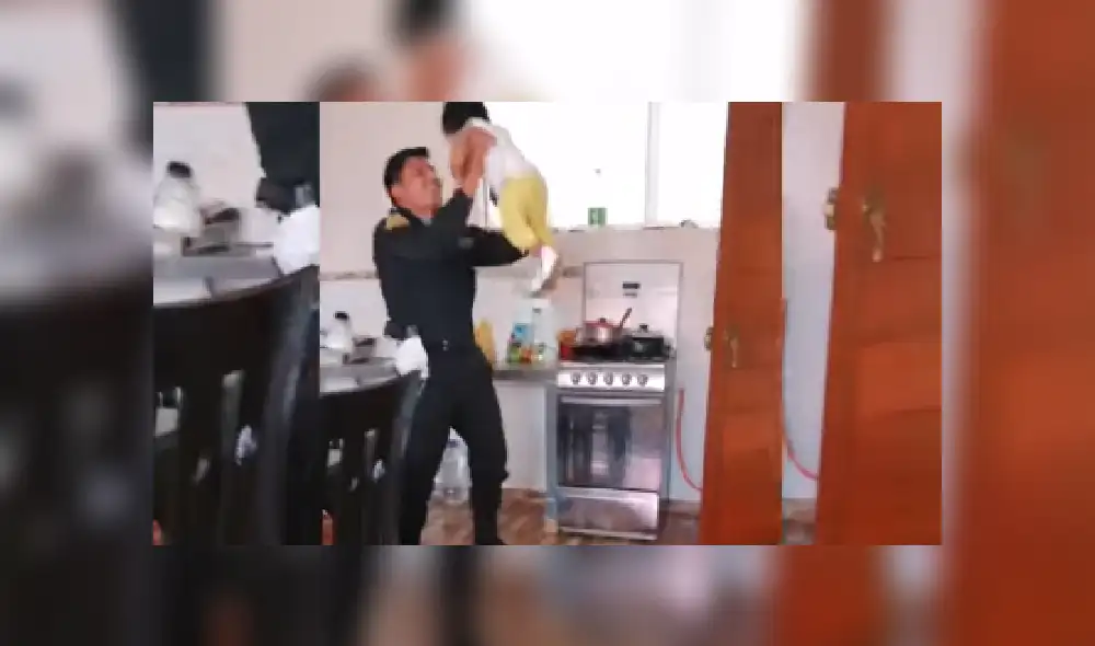 Desliza las imágenes para ver más detalles de esta tierna escena que es viral en Facebook.