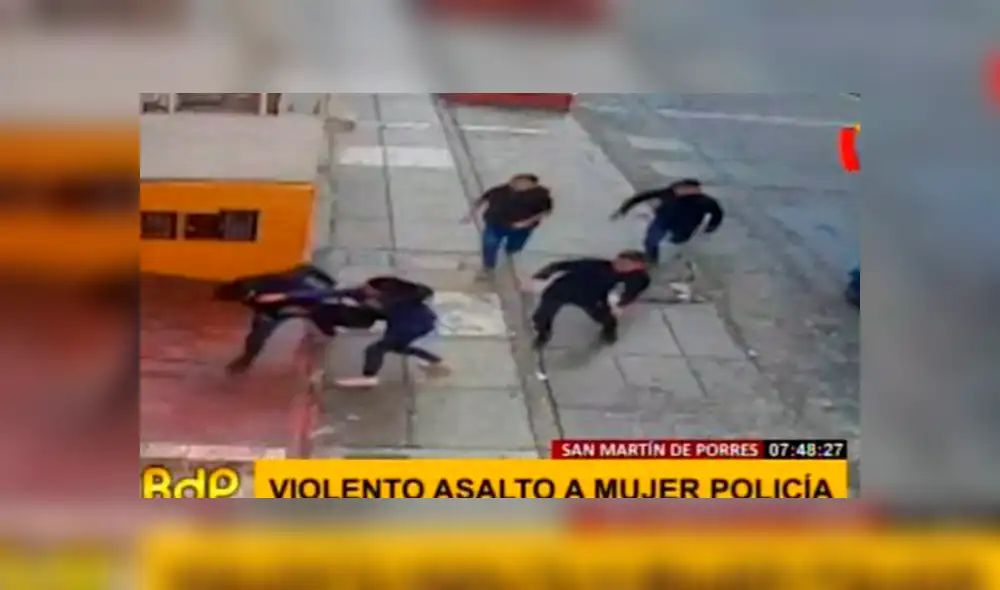 SMP: delincuentes arrastran a mujer policía para robarle su cartera [VIDEO]