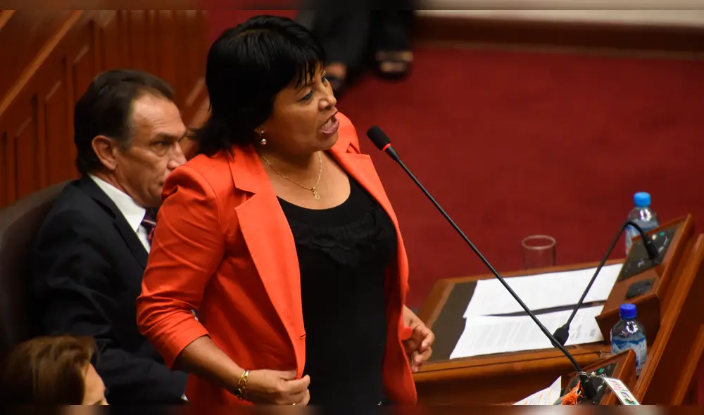 Fujimorista Esther Saavedra y el doble discurso sobre los periodistas 