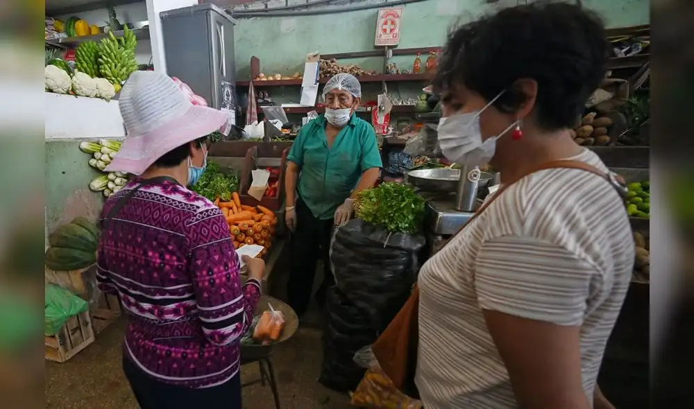 Shoppers wear face masks to prevent the spread of the new coronavirus at a neighborhood market in Lima, on April 2, 2020. - Peru reinforced on Thursday the circulation restrictions to control the coronavirus spread by prohibiting men and women from going out together, each gender will have to alternate their daily outing as part of the strategy to avoid contagion. (Photo by Cris BOURONCLE / AFP) Shoppers wear face masks to prevent the spread of the new coronavirus at a neighborhood market in Lima, on April 2, 2020. - Peru reinforced on Thursday the circulation restrictions to control the coronavirus spread by prohibiting men and women from going out together, each gender will have to alternate their daily outing as part of the strategy to avoid contagion. (Photo by Cris BOURONCLE / AFP)