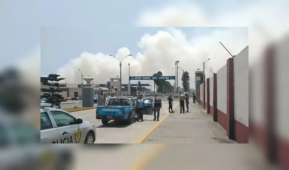 Al parecer el fuego habría iniciado desde el interior de un buque. (Foto: Captura de video / Prensa Chalaca TV)