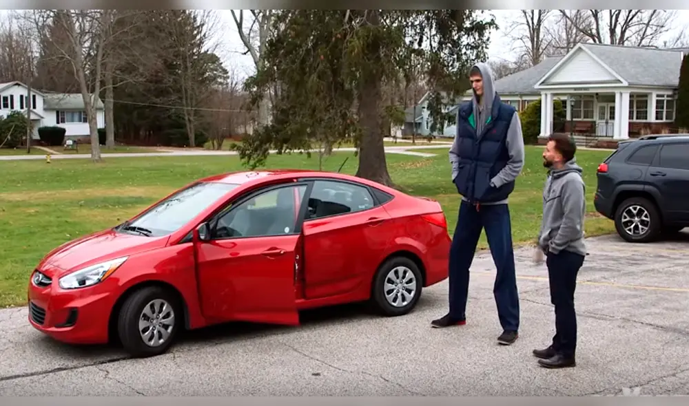 En YouTube: Hombre mide 2.13 metros y así sufre para entrar a un auto En YouTube: Hombre mide 2.13 metros y así sufre para entrar a un auto