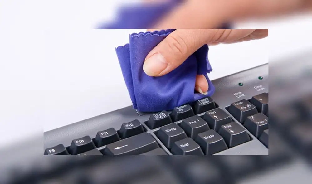 Según Apple, un paño limpio, que no desprenda pelusa, te puede ayudar a desinfectar tu teclado.