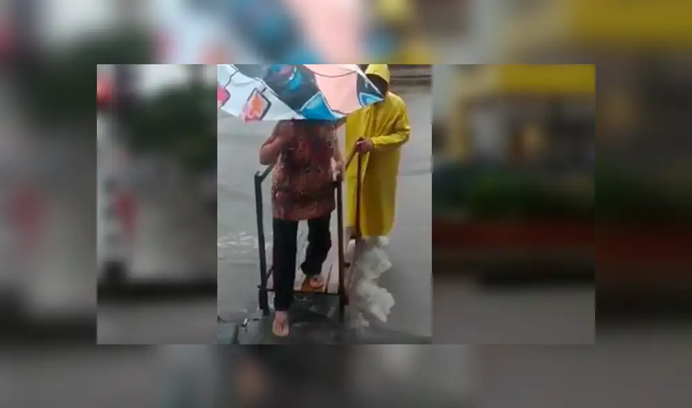 Astuto hombre encontró una particular fuente de ingresos en la terrible situación de calles inundadas por las fuertes lluvias Astuto hombre encontró una particular fuente de ingresos en la terrible situación de calles inundadas por las fuertes lluvias