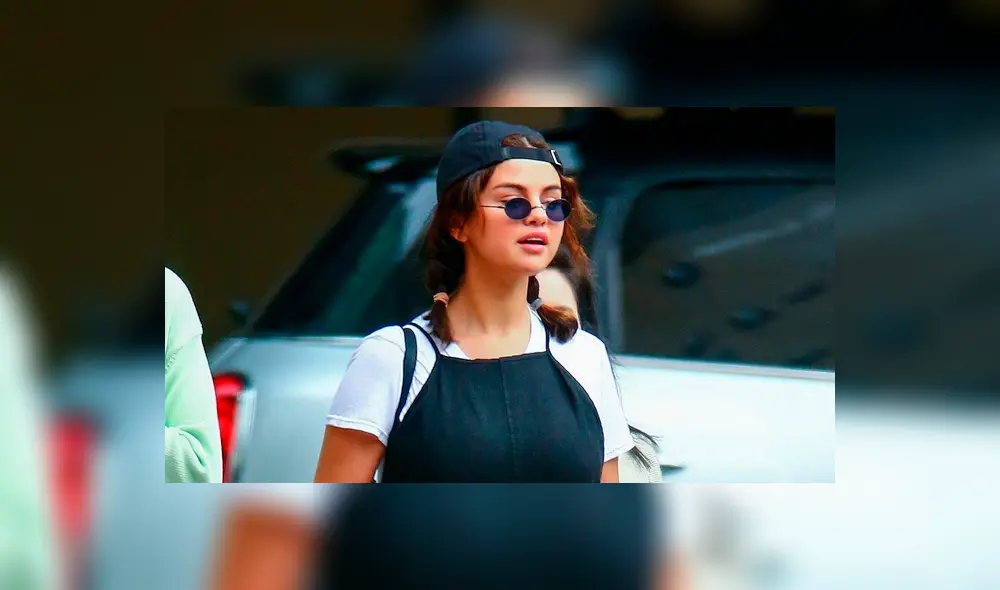 Selena Gomez recreó a la perfección un outfit noventero de Jennifer Aniston