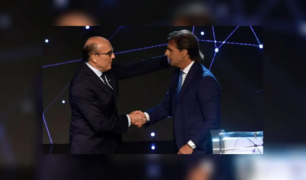 Saludo entre Daniel Martínez y Luis Lacalle Pou tras el debate antes de las elecciones de octubre. Foto: El País Uruguay. Saludo entre Daniel Martínez y Luis Lacalle Pou tras el debate antes de las elecciones de octubre. Foto: El País Uruguay.