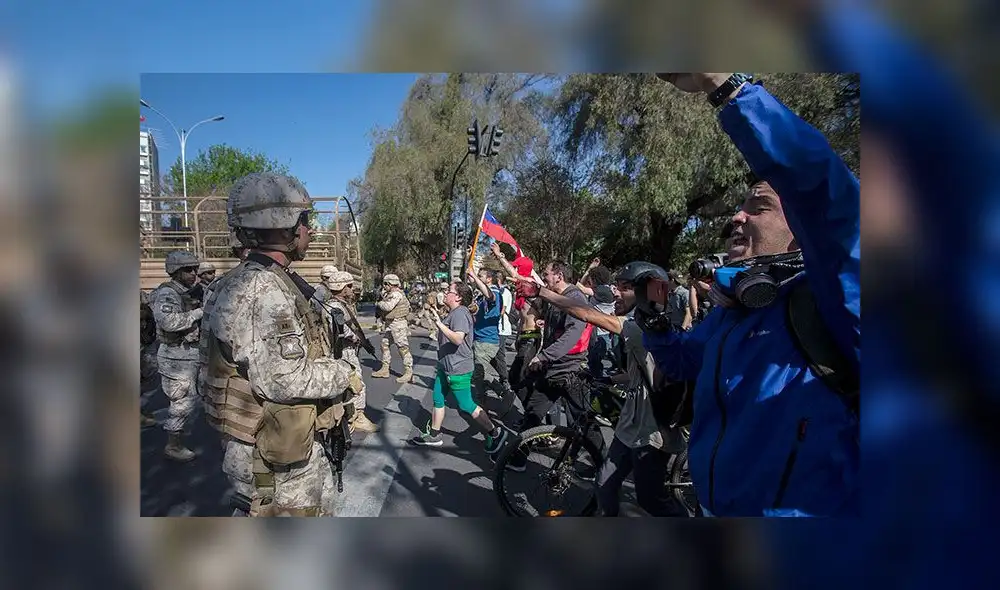 El Ejército de Chile y los manifestantes se enfrentan en las calles. Foto: AFP