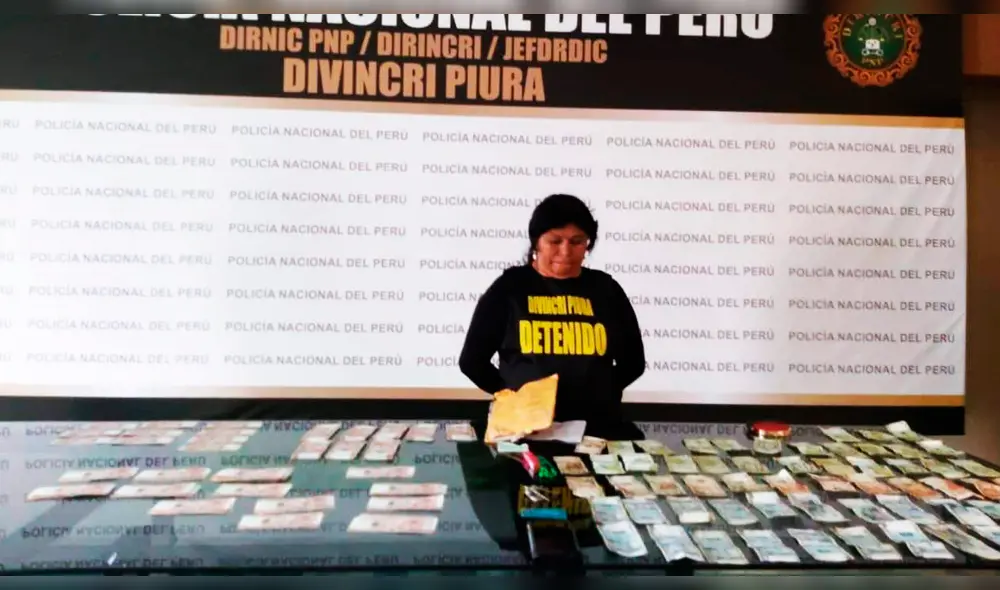 Mujer fue atrapada con los billetes falsificados. Mujer fue atrapada con los billetes falsificados.