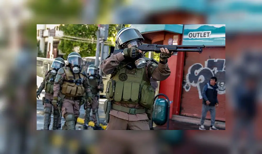 Ejército resguarda las calles chilenas ante desmanes e incendios provocados por manifestantes. Foto: AFP