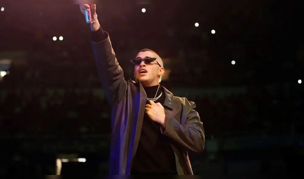 Bad Bunny sufre incidente con un zapato en pleno concierto con J Balvin