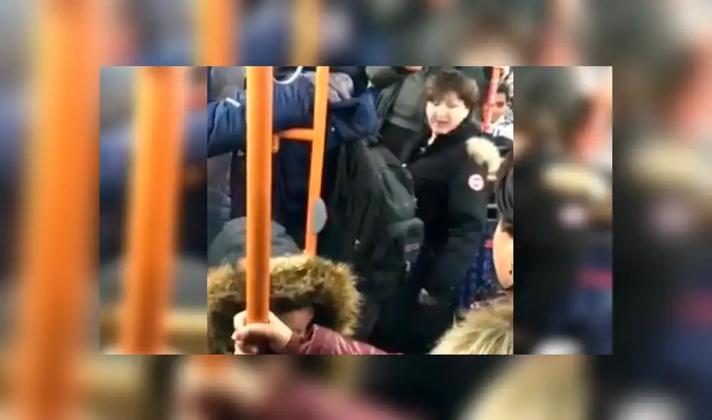 Facebook viral: señora insulta a jóvenes que no quieren cederle asiento en metro [VIDEO]