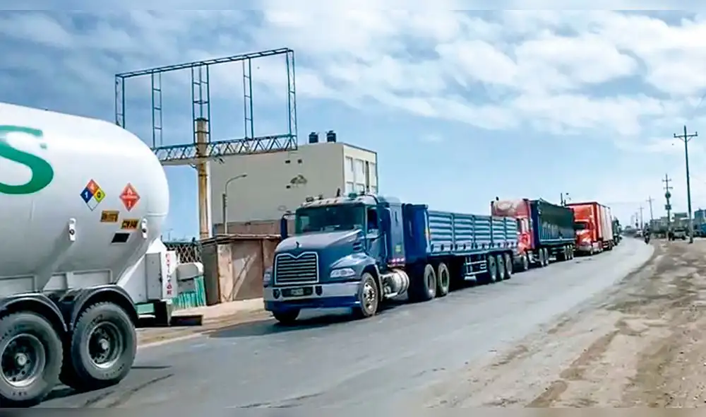 Protesta. Camioneros realizan marcha rodante en Camaná. Protesta. Camioneros realizan marcha rodante en Camaná.