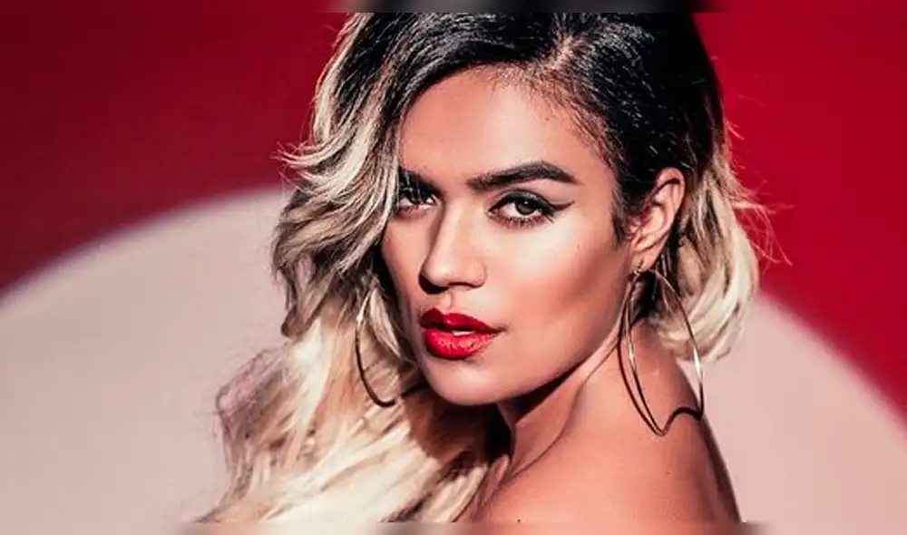 Karol G fue a los Latin Grammy 2018 sin prenda íntima y casi sufre percance con vestido [VIDEO]