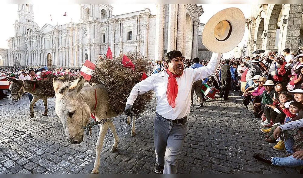 ENTRADA DE CCAPO
PASACALLE COSTUMBRISTA EN AREQUIPA DONDE BURROS ENTRAN A LAPLAZA DE ARMAS CARGANDO EL CCAPO, LEÑA QUE SE UTILIZA PARA LAS HOGUERAS 