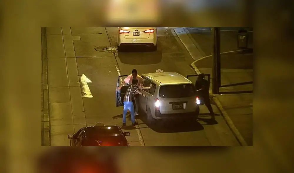 Luis Liu y su amigo Roberto Silva van a buscar a Juan Carlos Marchena al taxi, donde se produce la pelea entre los tres y luego intervienen transeúntes. (Foto: Captura de video)