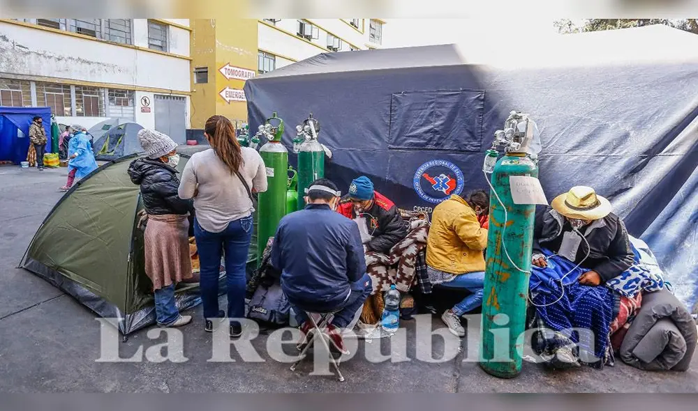 Pacientes con coronavirus son atendidos a la intemperie, en afueras del Hospital Honorio Delgado. Pacientes con coronavirus son atendidos a la intemperie, en afueras del Hospital Honorio Delgado.