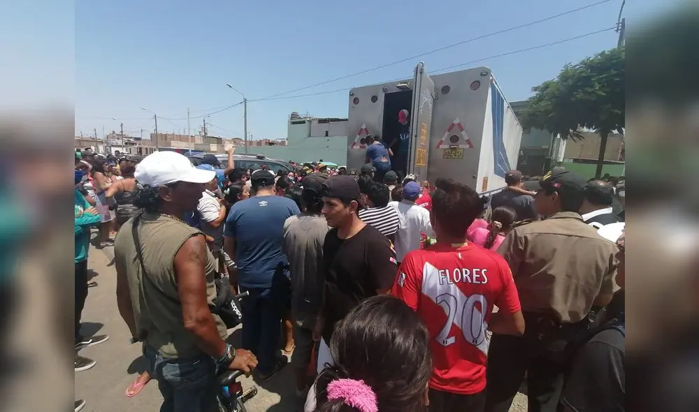 Aglomeración de gente debido a entrega de donaciones del árabe filántropo en Trujilo Aglomeración de gente debido a entrega de donaciones del árabe filántropo en Trujilo